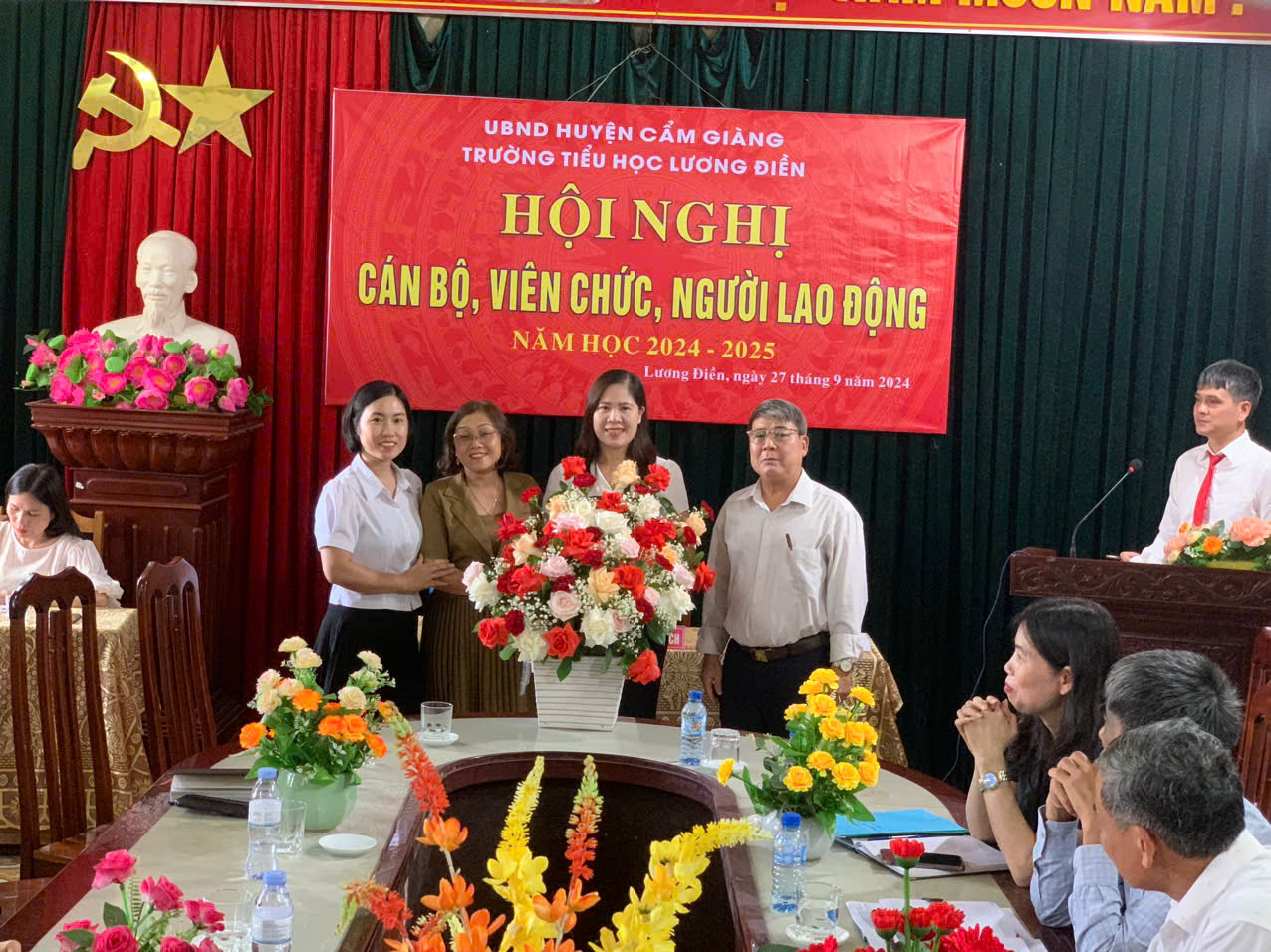 BGH, chủ tịch công đoàn trường Mầm non, trường THCS Lương Điền tặng hoa chúc mừng hội nghị.