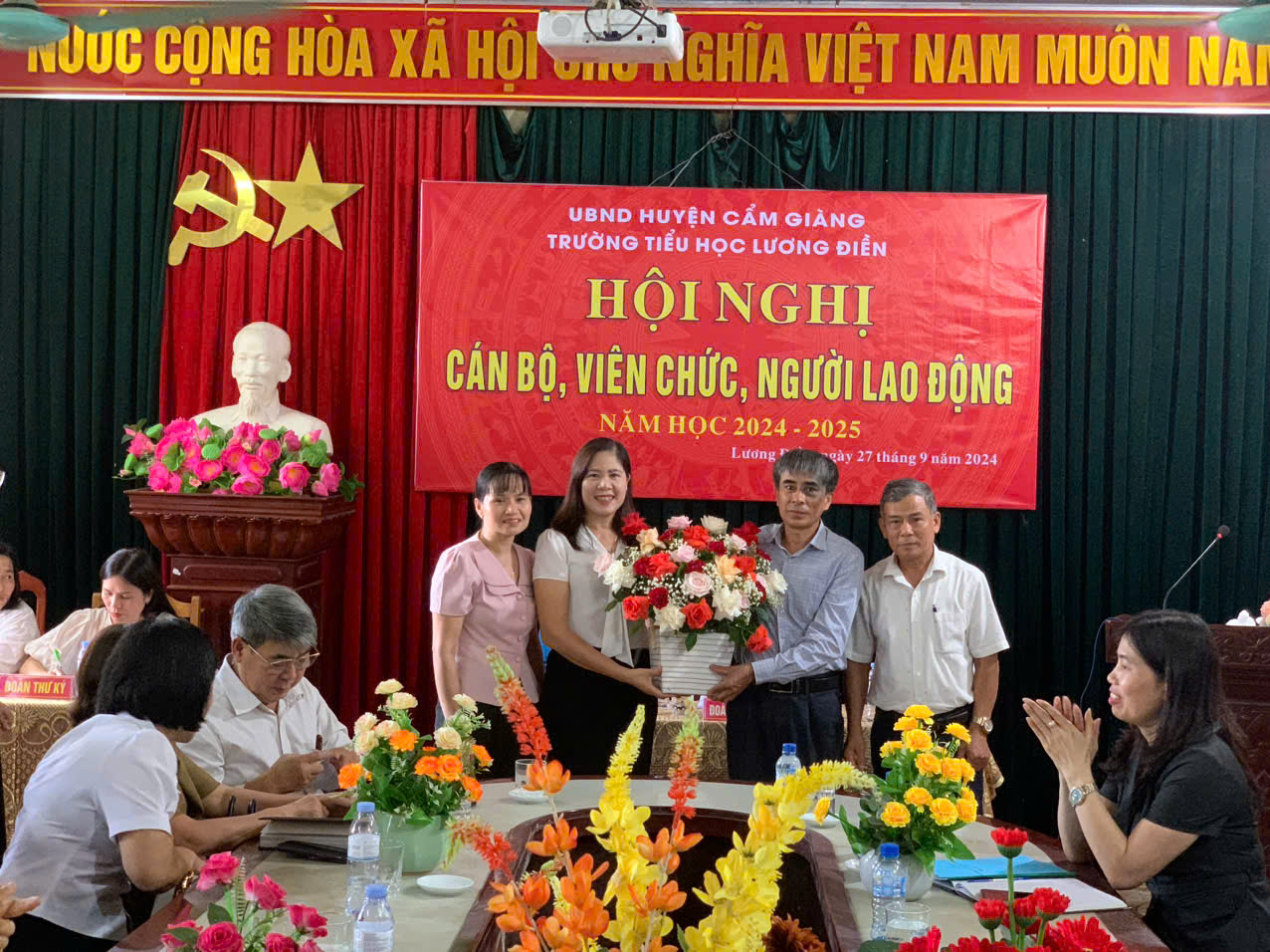 Ông Nguyễn Đình Anh, phó bí thư trường đảng uỷ; ông Trần Đình Y, Phó CT HĐND xã; bà đ/c Hoàng Thị Tố Uyên tặng hoa chúc mừng hội nghị.